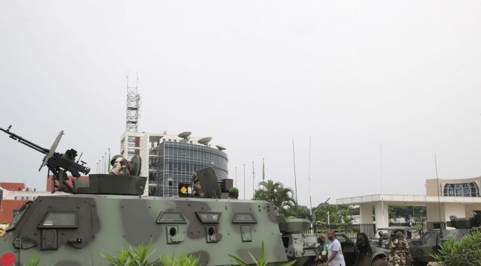 L'armée gabonaise a repris le contrôle de la situation autour du siège de la télévision nationale. Steve JORDAN / AFP