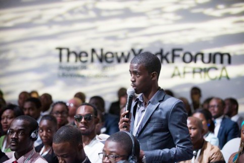 Un jeune intervenant s’adressant aux panelistes. © ny-forum-africa.com