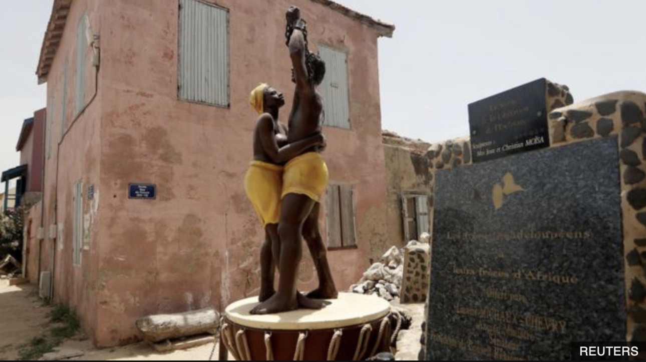 Une statue commémorant l'abolition de l'esclavage se dresse devant le musée de la Maison des esclaves, avant d'être déplacée sur la place 