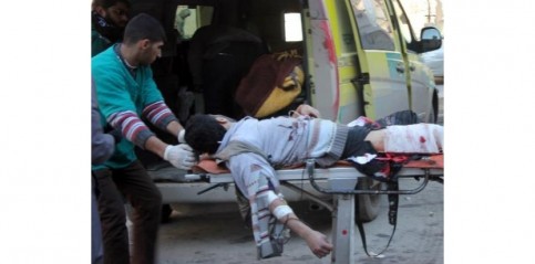 Au moins 135 personnes, dont des dizaines d'enfants, ont péri depuis dimanche dans les raids de l'armée de l'air syrienne sur les quartiers rebelles d'Alep, la grande métropole du nord, a indiqué mercredi l'Observatoire syrien des droits de l'Homme (OSDH). (c) Afp