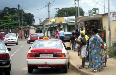 Libreville - Femmes arrêtant un taxi dans une ville en pénurie de transports publics