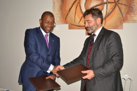 Echange de documents paraphés entre Alexandre Barro Chambrier  et Raynouard Arnaud Patrick de Paris Dauphine. © D.R.