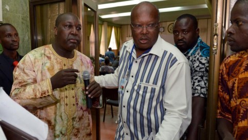 Le leader de l'opposition Zéphirin Diabré (à gauche) et Roch Marc Christian Kaboré, ancien président de l'Assemblée nationale (au centre) lors de la réunion du 8 novembre 2014 pour élaborer le projet de charte de transition. ISSOUF SANOGO / AFP