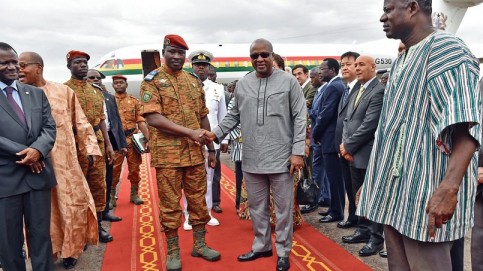 Le président proclamé du Burkina Faso, le lieutenant-colonel Zida (à gauche), accueille le président du Ghana, John Dramani Mahama, à son arrivée à Ouagadougou, mercredi.