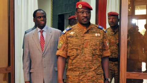 Michel Kafando le président par intérim du Burkina Faso (G) et le Premier ministre Isaac Zida (D), au Palais présidentiel, à Ouagadougou, le 19/11/14. AFP/ Sia KAMBOU